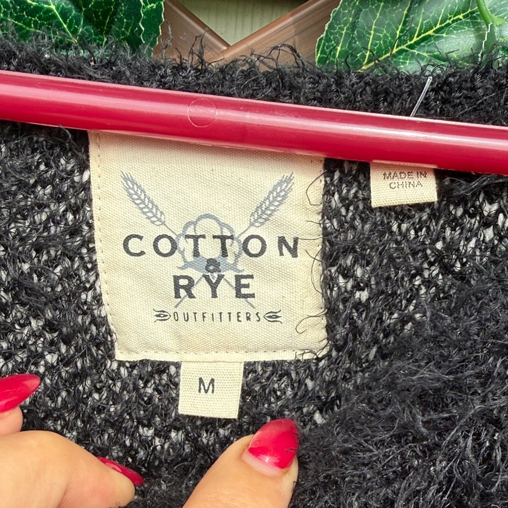 Chic Black Patterned Women's Sweater - image 2